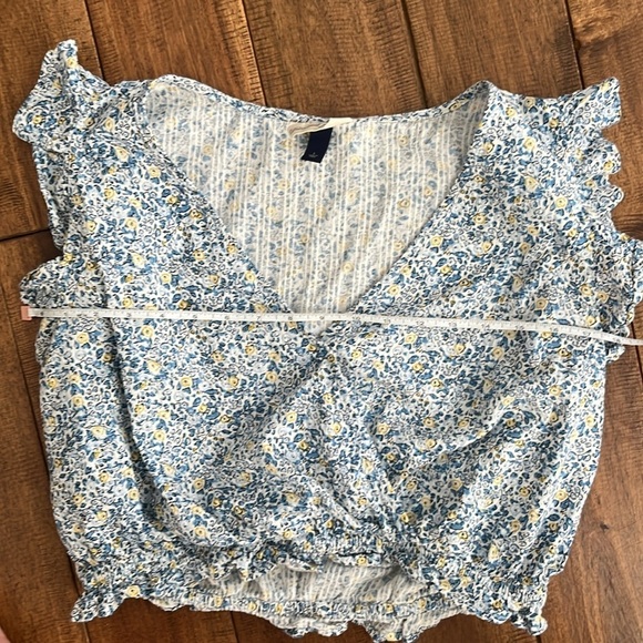 Universal Thread Blue Floral Flutter Sleeveless Cropped Wrap Top Size Large - Picture 9 of 10